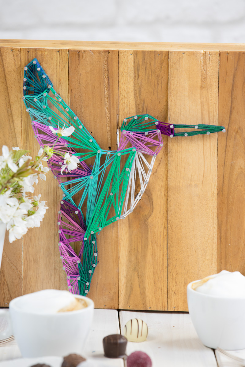 Kolibri String-Art / Fadenbild für den Kaffeetisch mit Gala von Eduscho Kreation des Jahres