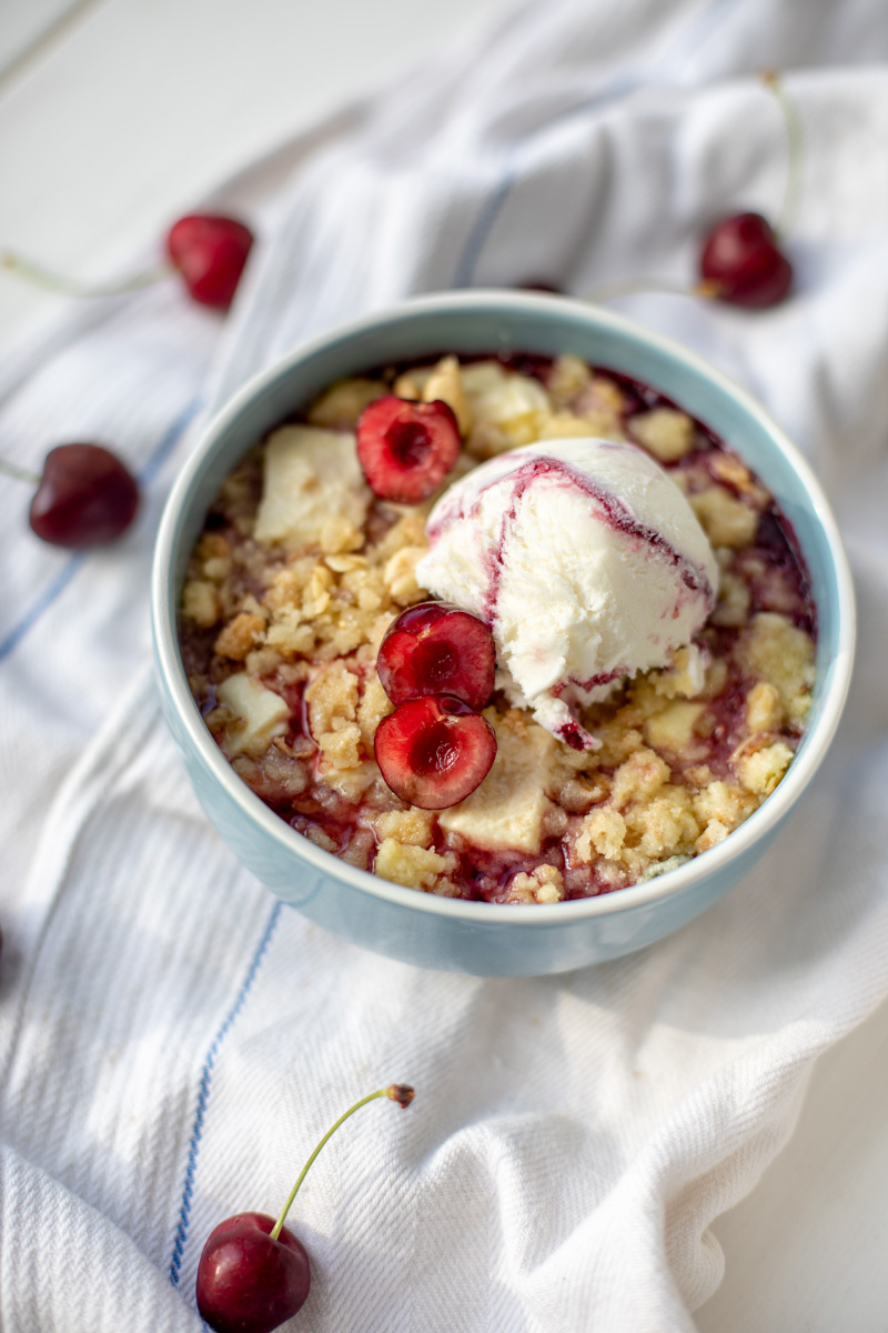 Fruchtiges Kirsch-Crumble mit Eiscreme