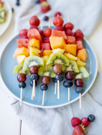 Regenbogen-Obstspieße